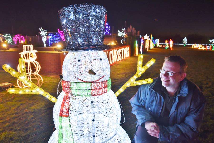 Christmas lights at Duncombes Road, Turves. helper Phil Hall EMN-161129-193029009