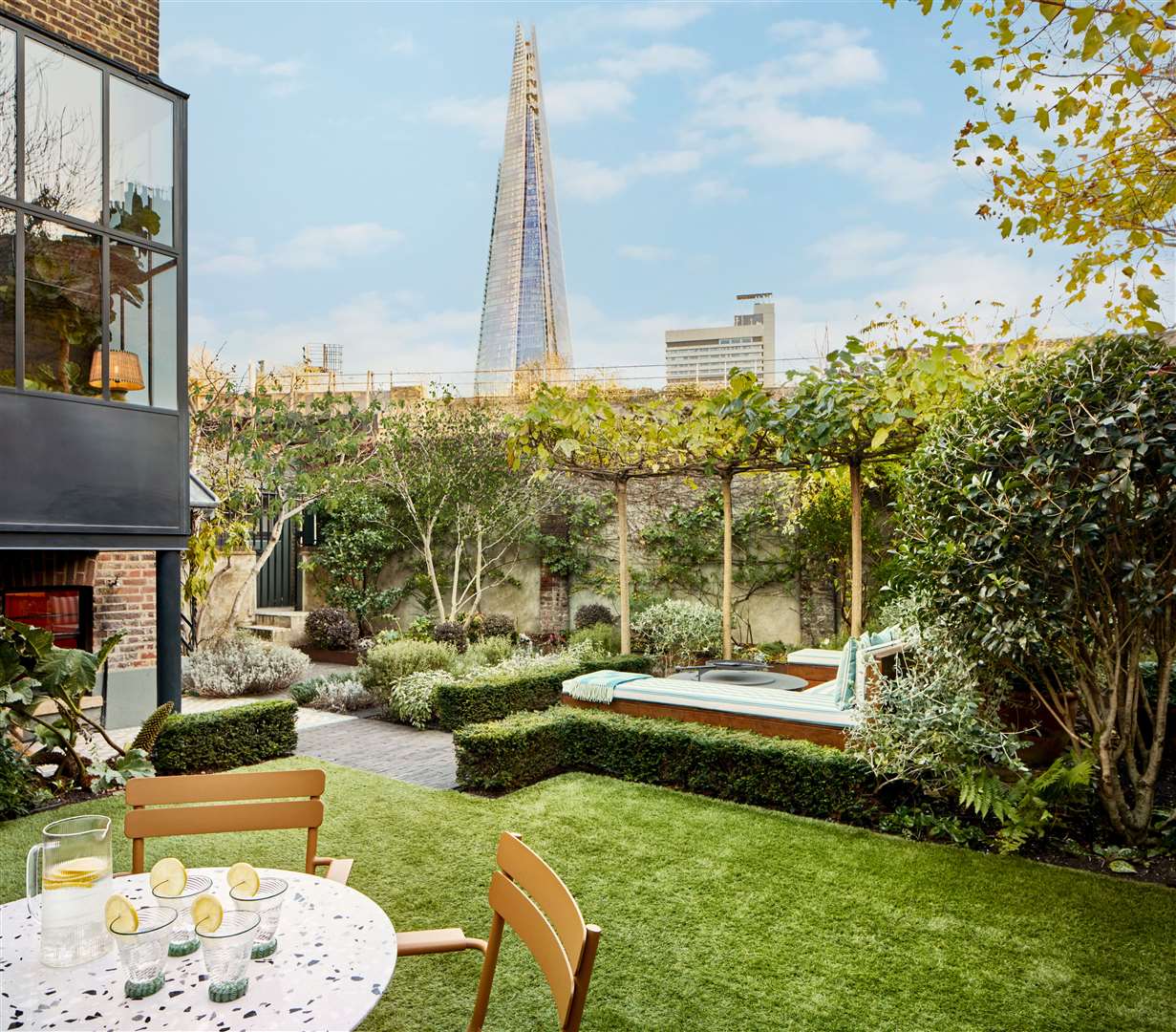 The house is close to major London landmarks such as Tate Modern, Borough Market and The Shard