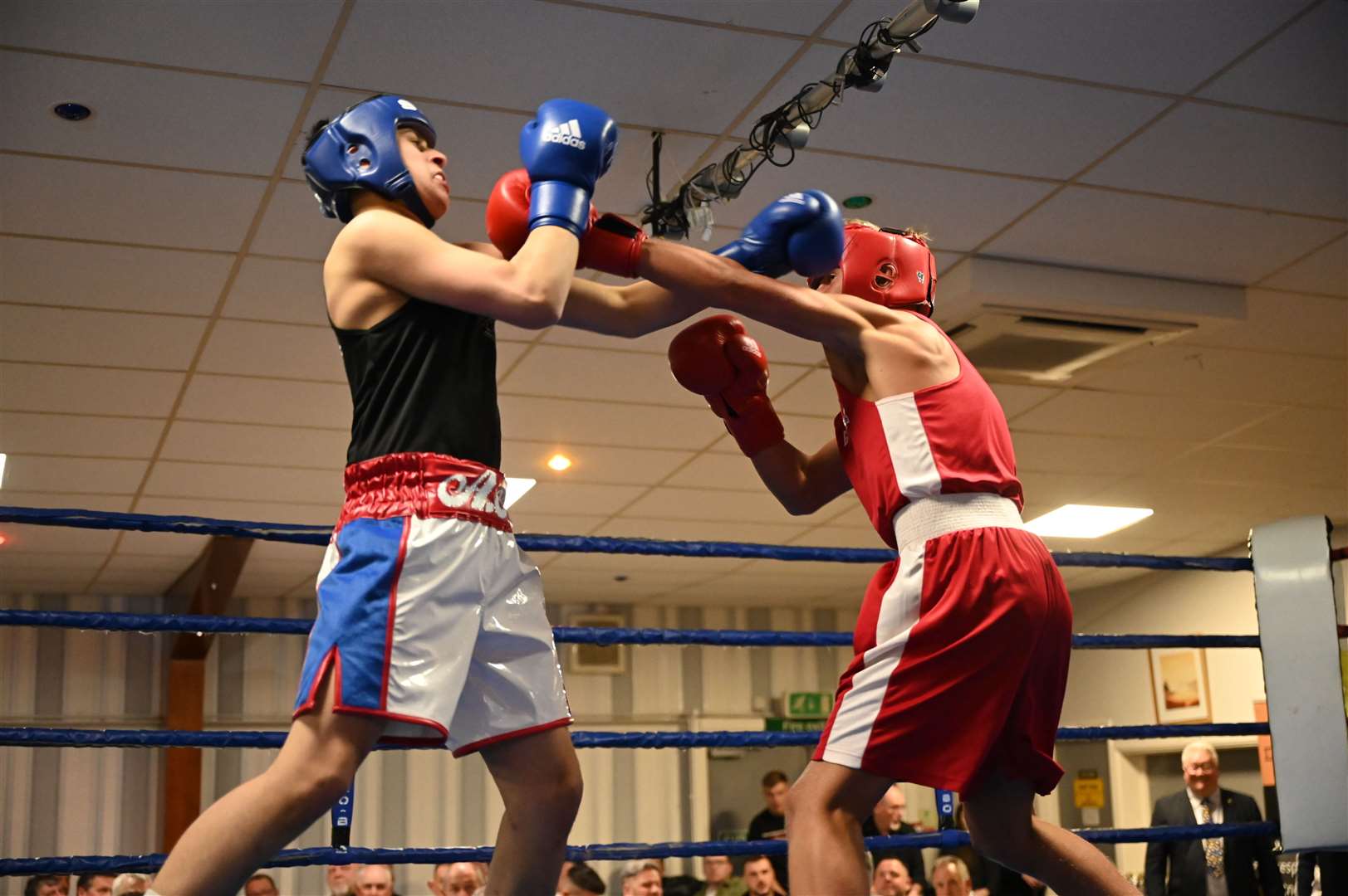 March Boxing Club evening of boxing..Harry Warden (red) vAyan Ahmed (blue). (55848602)
