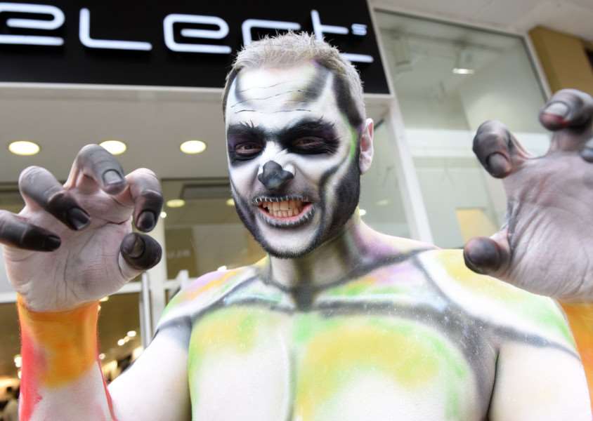 Christopher Dean (KL.FM DJ) in his body paint in the window scaring people ANL-151026-082728009