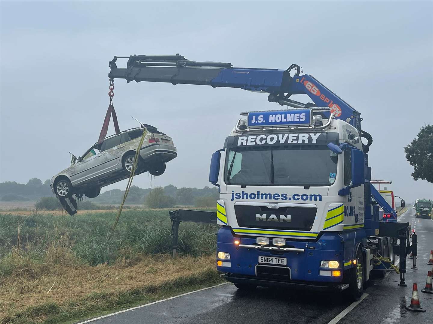 Police and emergency services worked to remove a vehicle from a Fenland river. (51222212)