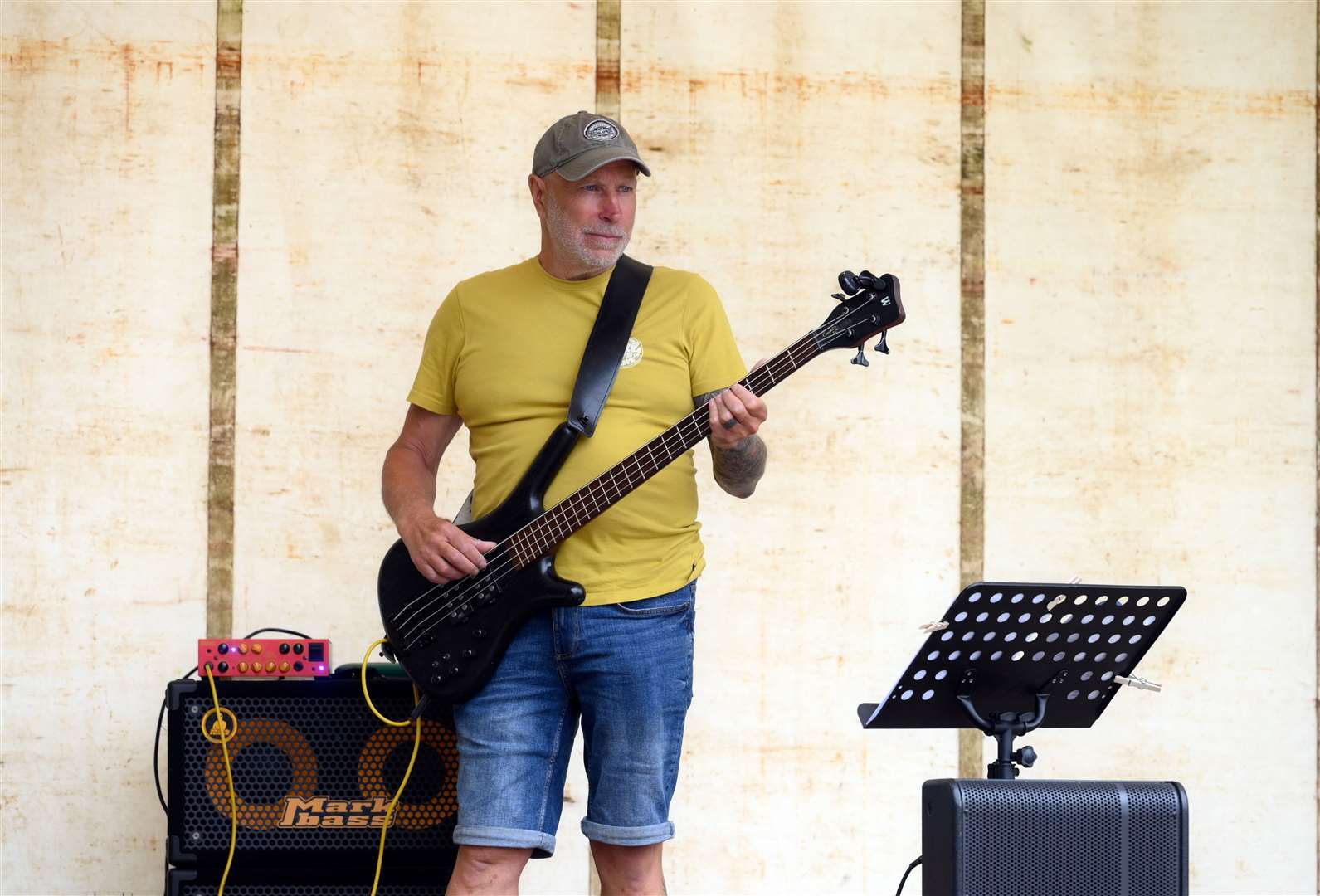 A man play guitar for the audience