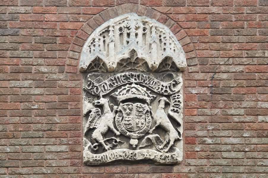 The crest above the entrance to King's Lynn Court in College Lane. ENGANL00120120910143711