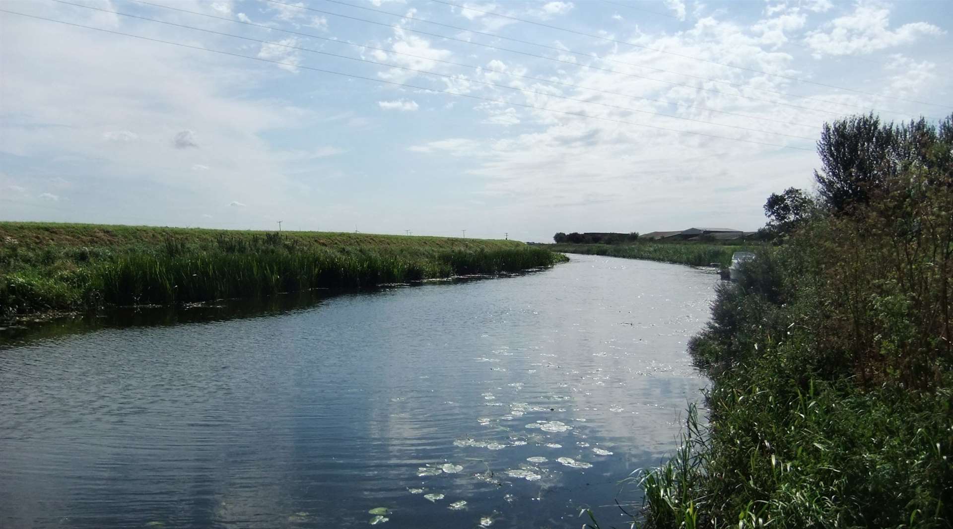 Four Winds has its own river mooring for wild water swimming, canoeing and fishing. (57391760)