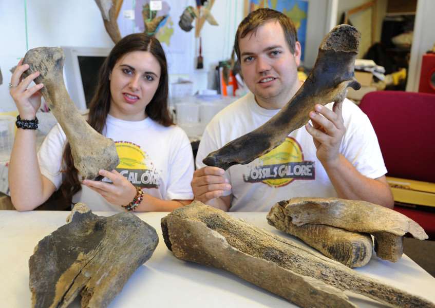 Fossils Galore March'Sarah Moore and Jamie Jordan, with bones from a Mammoth and Woolly Rhino ANL-151109-083502009