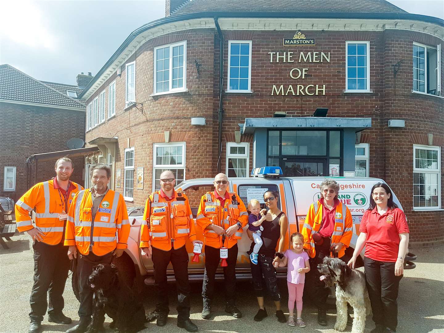 They made a quick stop at the Men of March pub. (2350272)