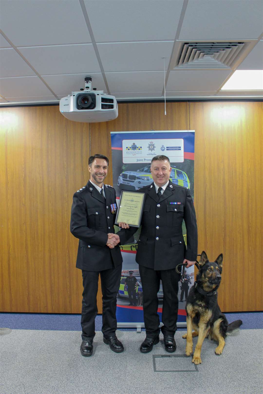 Chief Inspector Robin Sissons (left) awarding the certificate to PC Paul Huggett and police dog Darth (6158642)