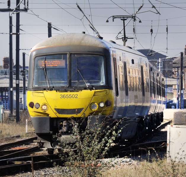 Train leaving King's Lynn Railway Station ANL-160316-152639009