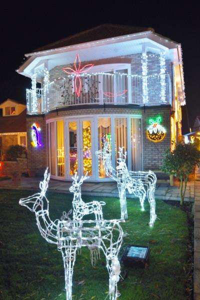 Christmas lights at Duncombes Road, Turves EMN-161129-193017009