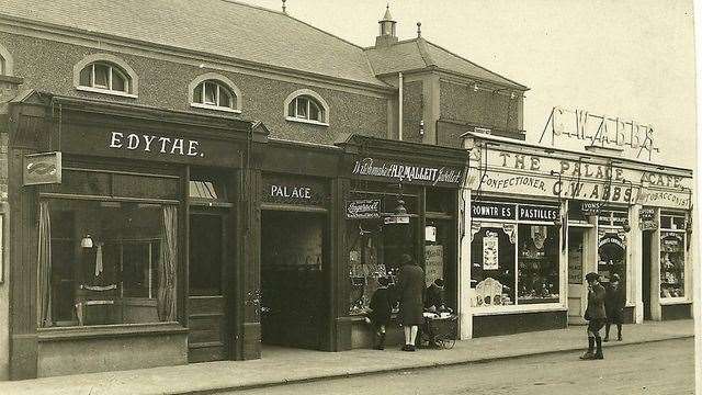 H R Mallett and Co began in the Palace Buildings in 1923. (55432151)
