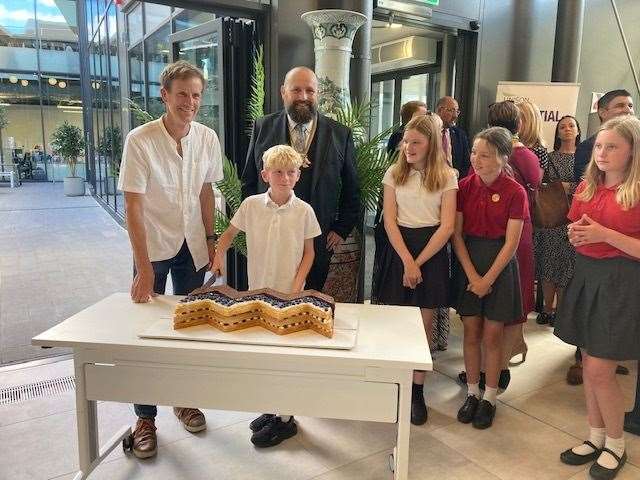 Ian Cumming, Great British Baker runner up, Cllr Stephen Ferguson and pupils for Alconbury C of E school with the cake. (58008700)