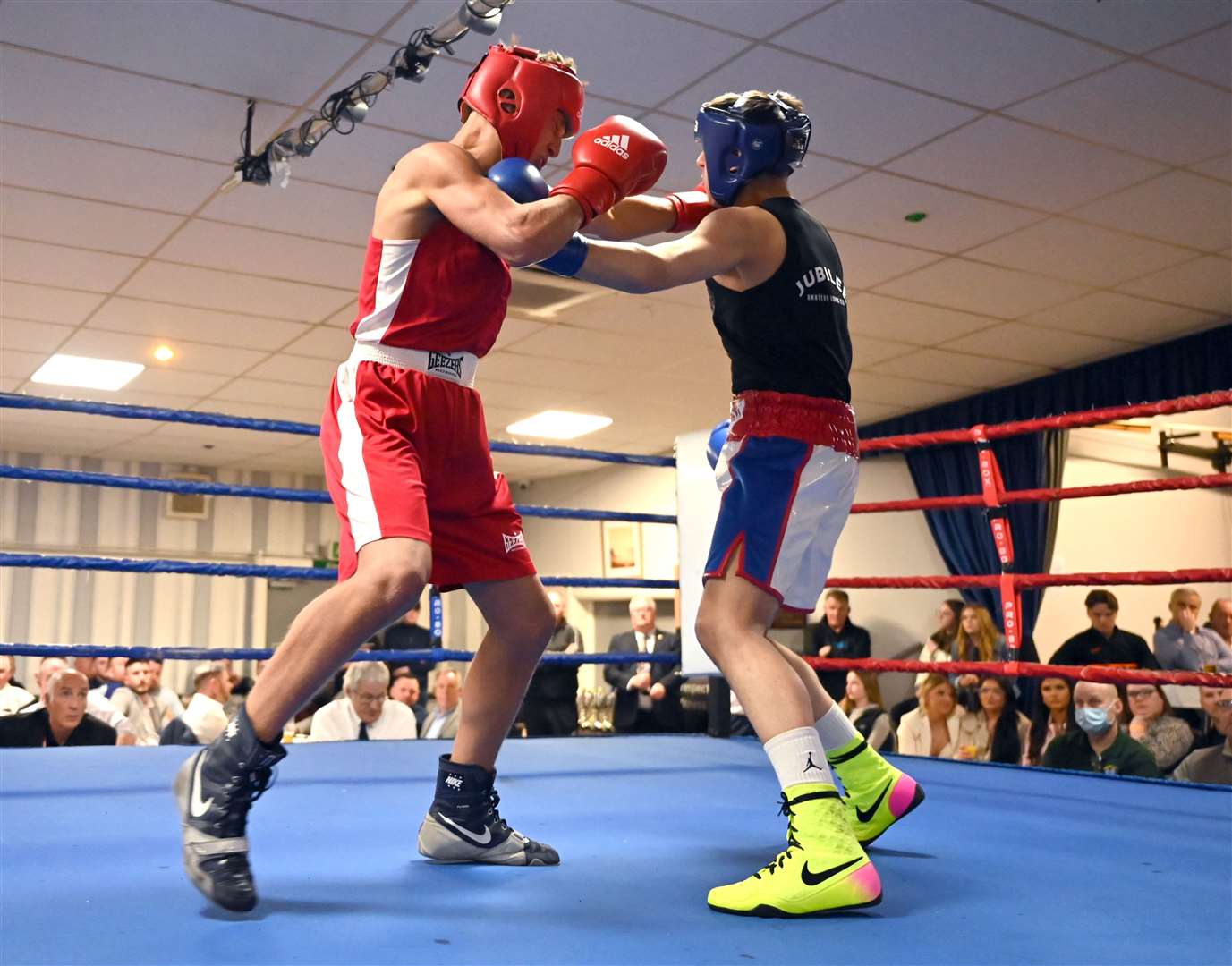 March Boxing Club evening of boxing..Harry Warden (red) vAyan Ahmed (blue). (55848598)